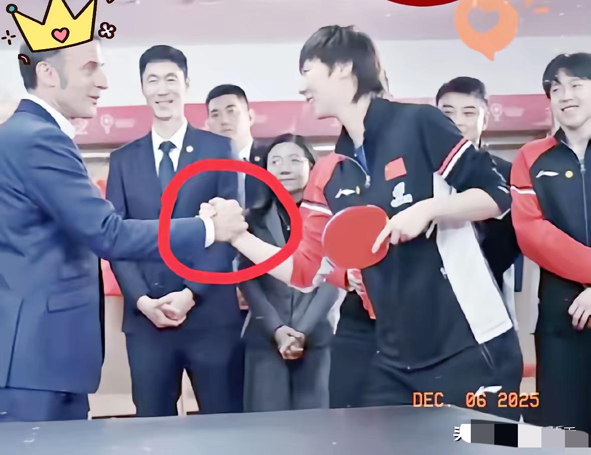 谁懂啊！王曼昱这张握手照里的细节，才是国乒选手刻在骨子里的清醒！右手稳稳伸出