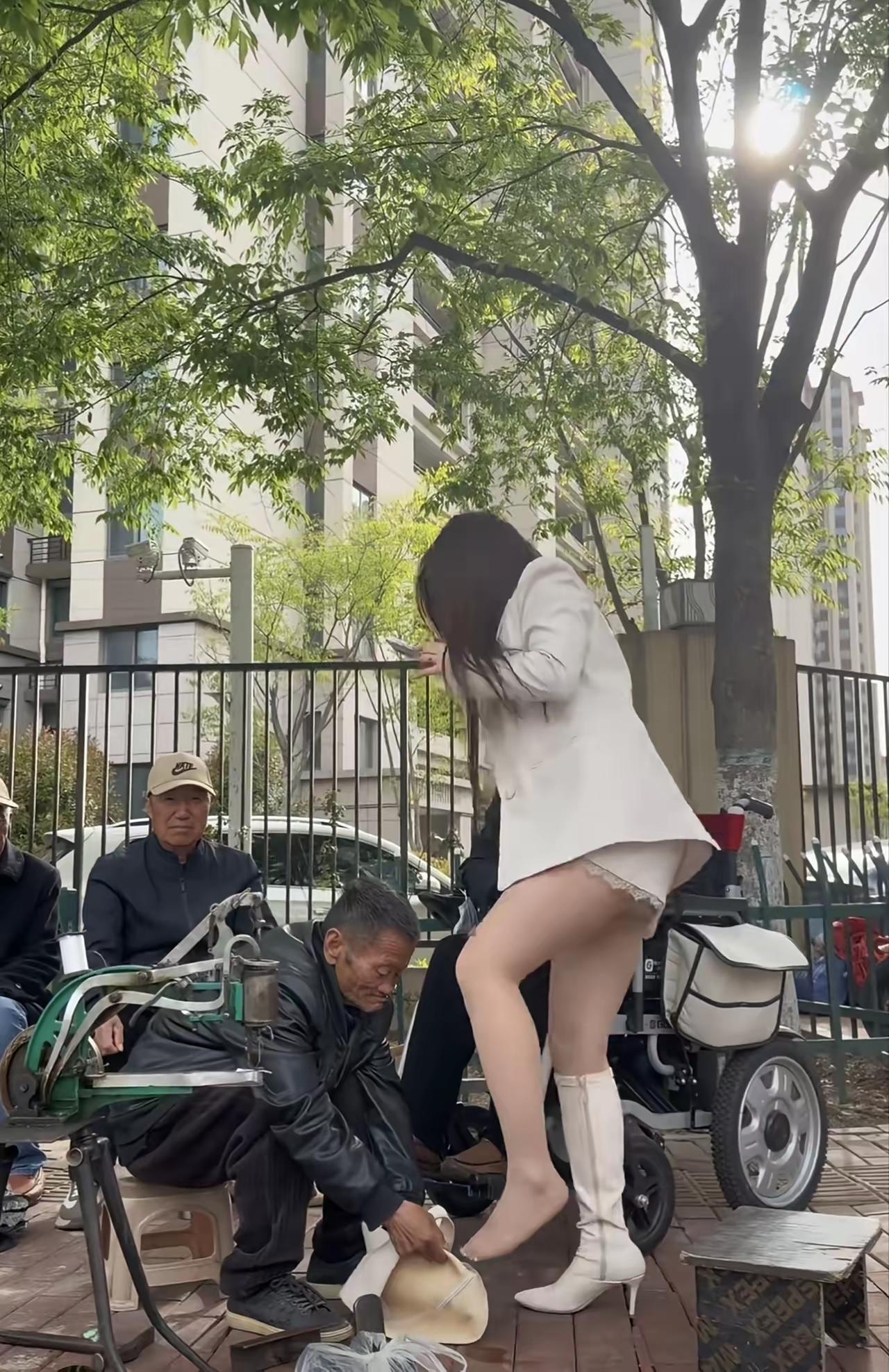 大爷服务真贴心，修完鞋之后帮她再穿回去，点赞。