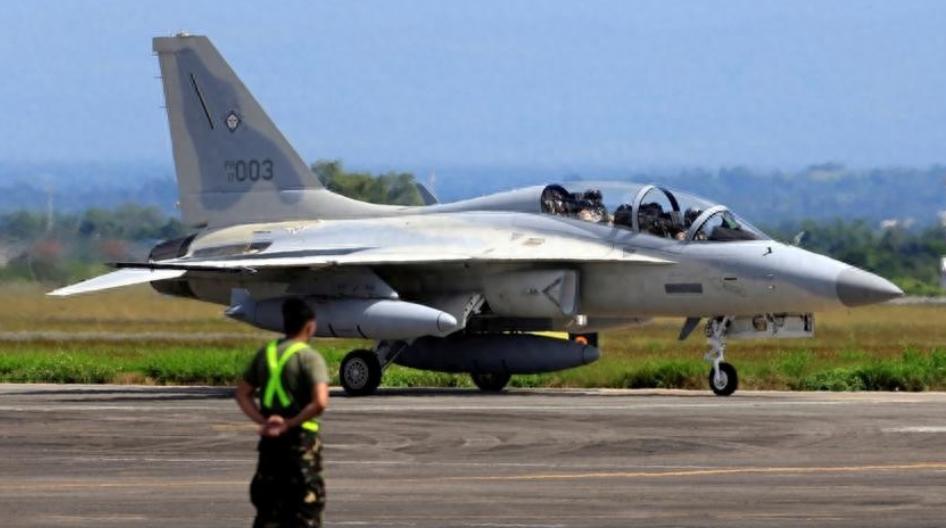 7月30日，黄岩岛空域海域对峙场面干脆利落，没有多余拉扯。菲律宾军机尚未抵近黄