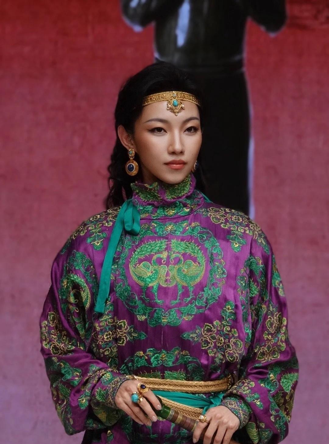 那尔那茜被网友扒出定向委培违约，高考移民现在最慌的人，不是那尔那茜，也不是长