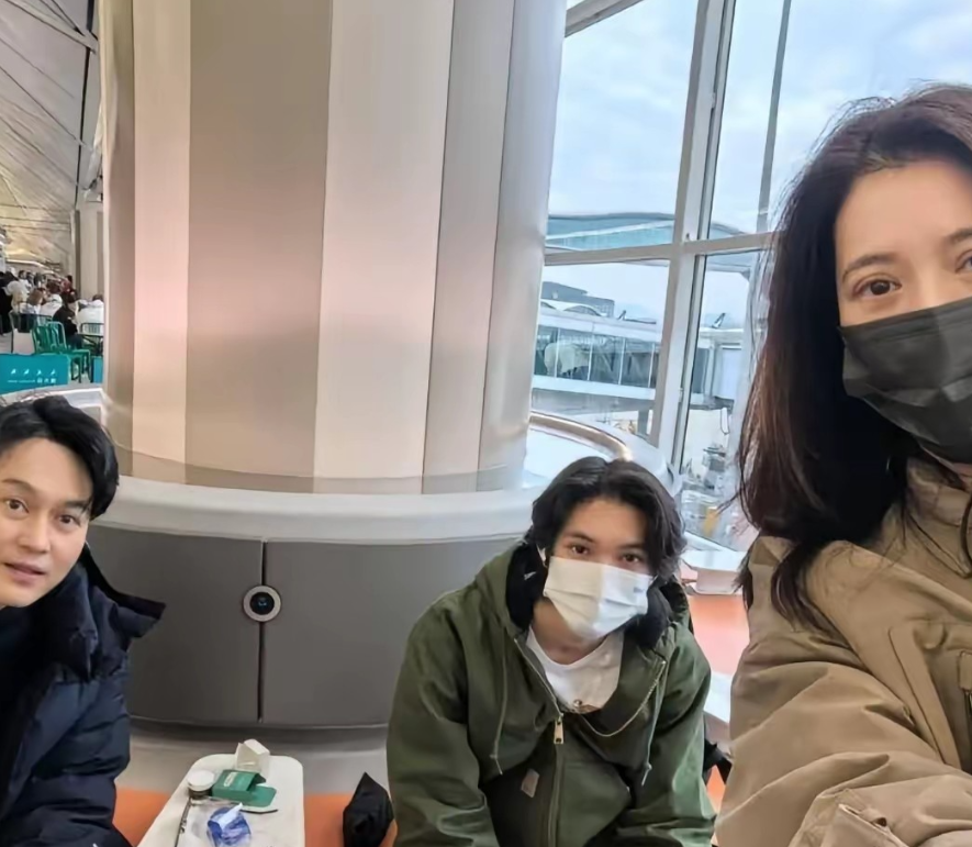 张智霖袁咏仪一家三口，尽管照片里儿子戴着口罩，但他老爸都那么的帅气，儿子颜值肯定
