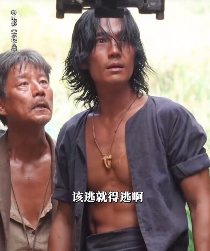 周美君在《长安的荔枝》里土得掉渣。素颜出镜、晒成小麦色，穿得比村民还朴实。谁能想