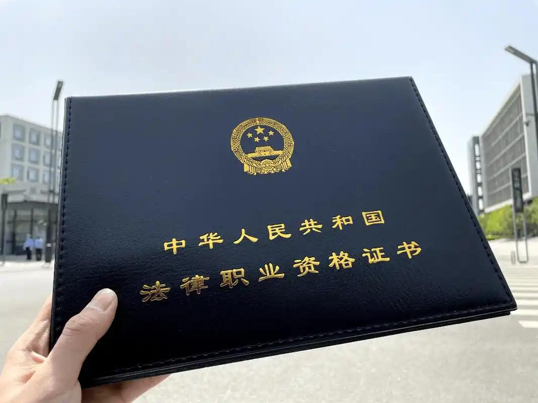 体制内不少中层岗位普通人熬年限就能上，但法规股股长是特例，法规股股长不是普通管理