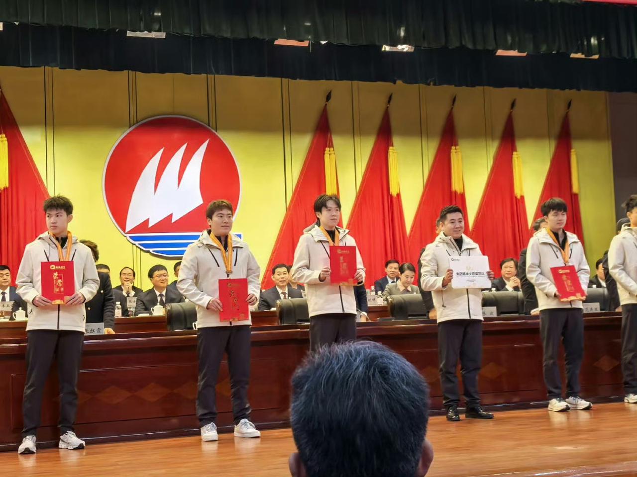山东魏桥俱乐部成员王楚钦、梁靖崑、林昀儒、黄友政、周启豪今日在魏桥年会中接受表彰
