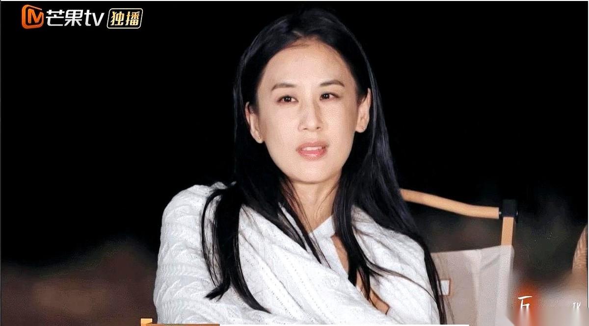 提到黄圣依，很多人绕不开杨子。但没几个人知道，她那个家，往上数三代，个个都是能