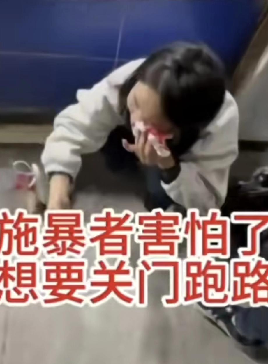 男子在农贸市场买鱼，遇到鱼贩子少称，男子跟他理论，结果鱼贩子一个土豆砸过来，正好