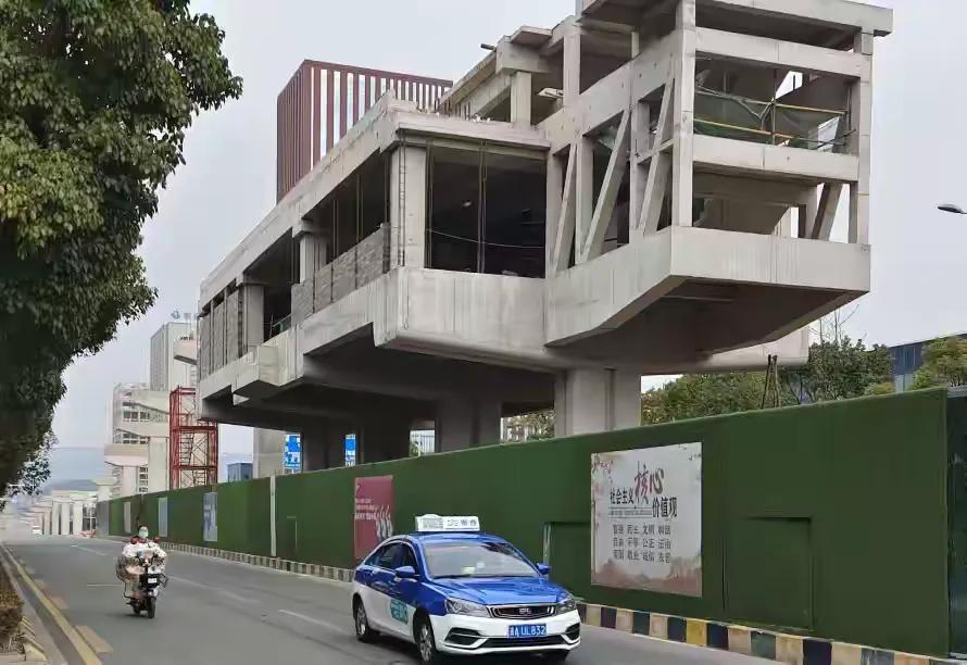 贵阳观山湖区这边的有轨电车，从2021年底开工的，原计划是2023年底完工。在建