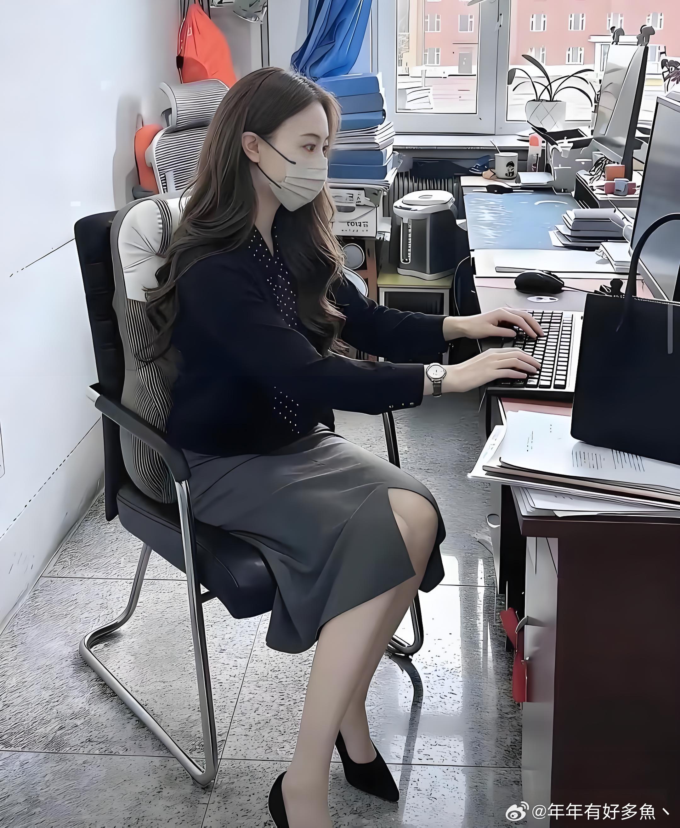 一看就是体制内的，大方得体，有上班味儿