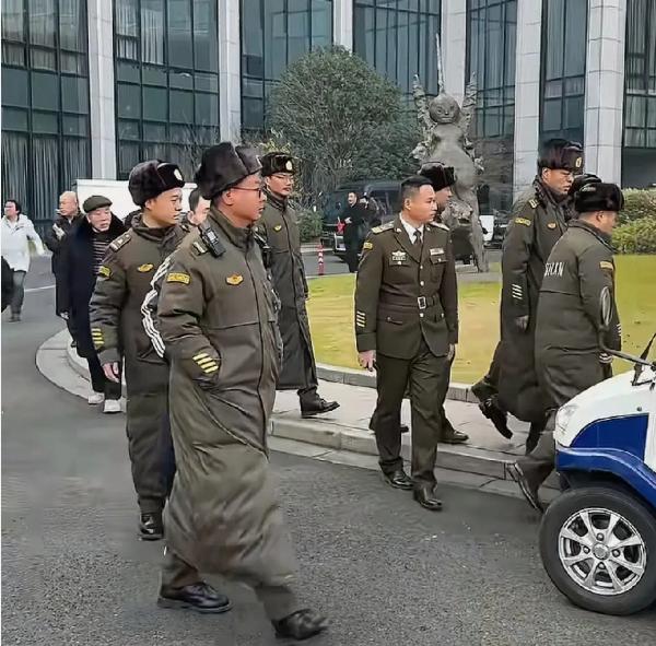 国家该整顿清理社会上的军装警服大盖帽了。现在社会上的高仿军装警服，真的该好好