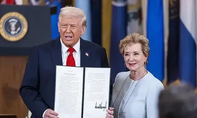 美最高法院允许政府继续推进对教育部裁员1300多人。琳达·麦克马洪发文表示“今