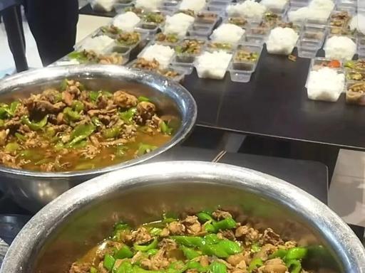 500多份盒饭送到抗洪一线，送饭的人却说：做少了。7月8日，广西横州一小区业主自