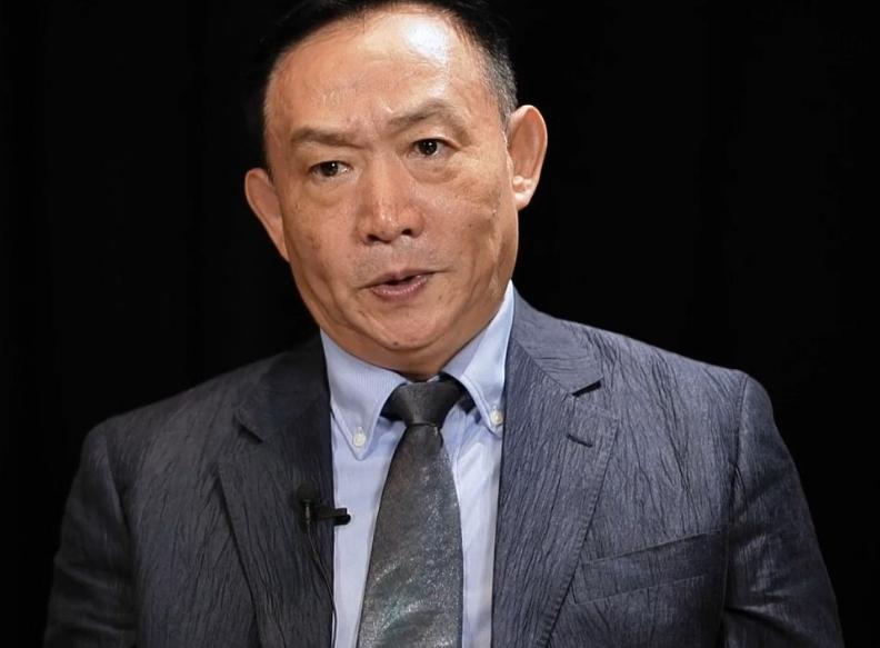 卢麒元又火了，网上吵得脸红脖子粗，谁也说服不了谁。他直播说“精英不爱国，就是下一