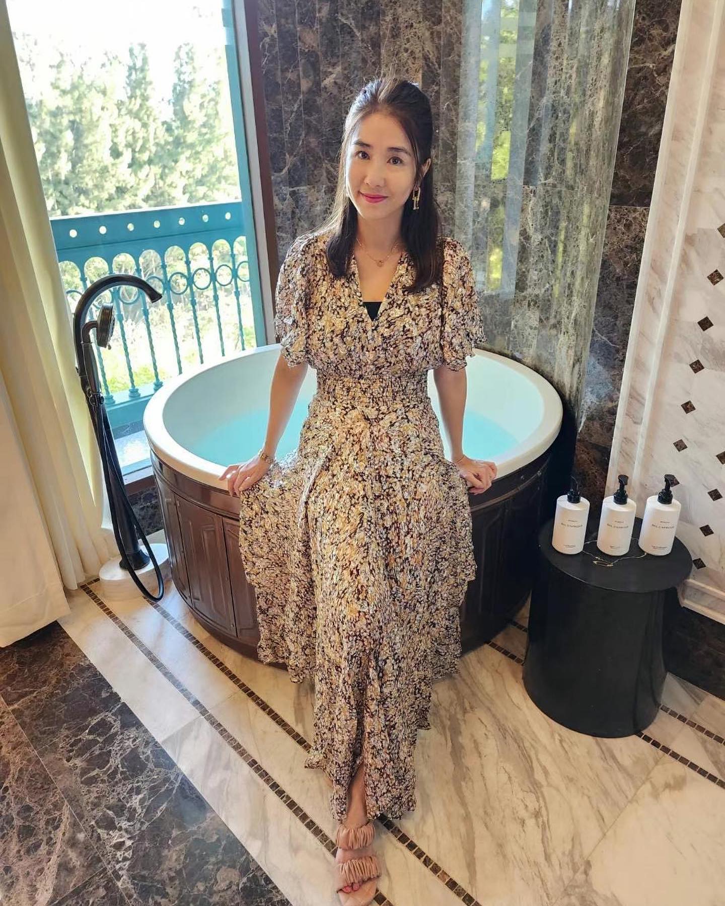 她以前在香港TVB拍摄了很多年电视剧，印象最深刻就是参与经典电视剧《陀枪师姐》，