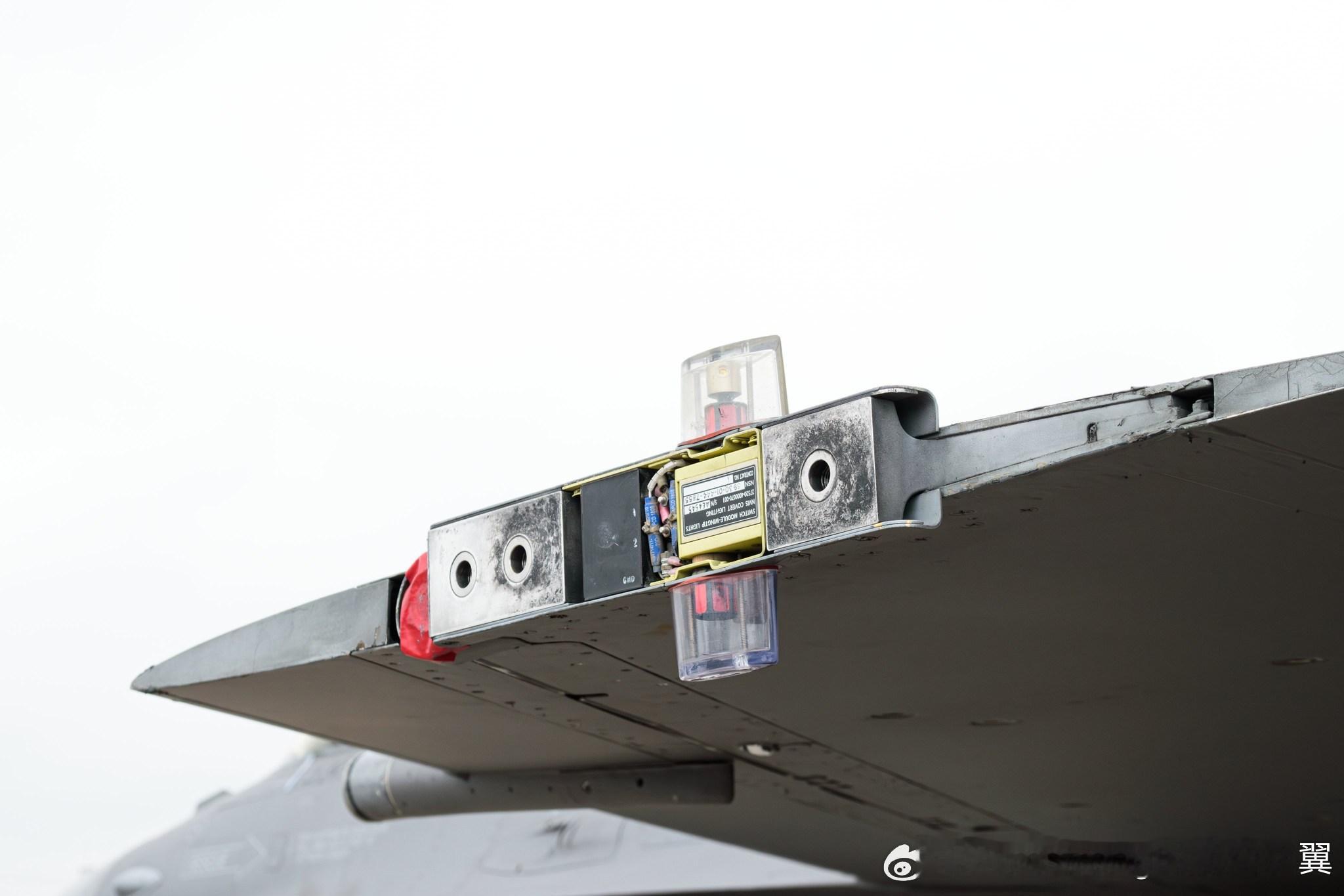 F-16Block50+的翼尖挂架接口，作者Heripai101