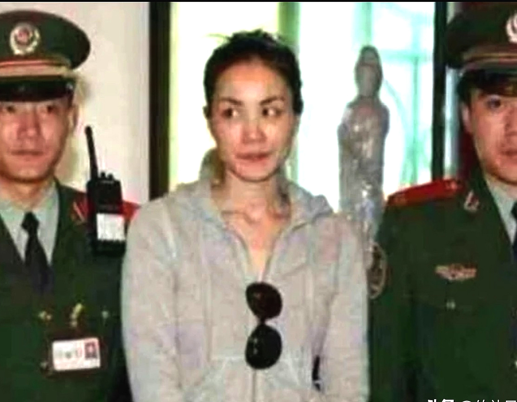 千万不要和警察合影，如果非要，别站中间[捂脸哭]