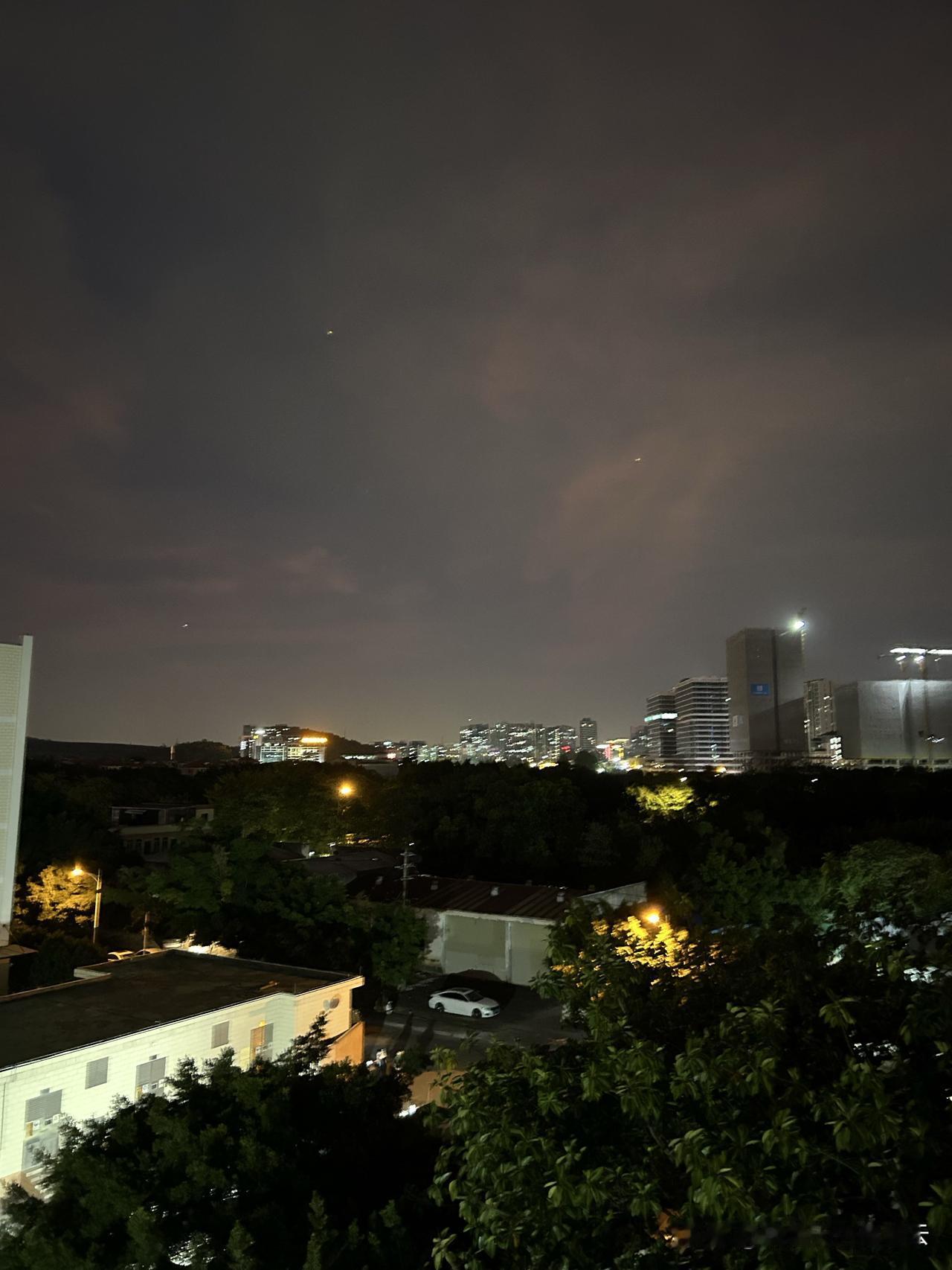 有网友建议，那些已经失业的中年人群体尽量不要进工厂打工，说如果自己家里是有4