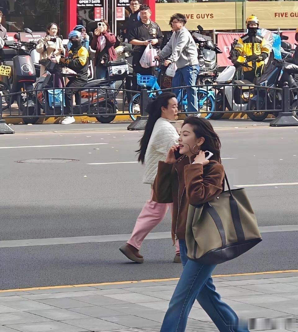 偶遇章若楠就懂了￼，明星的淡颜在现实中的冲击力有多大