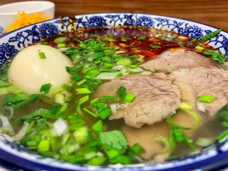家人们，“兰州拉面”要改名“青海拉面”这事最近闹得挺火。其实在兰州本地，只有“兰