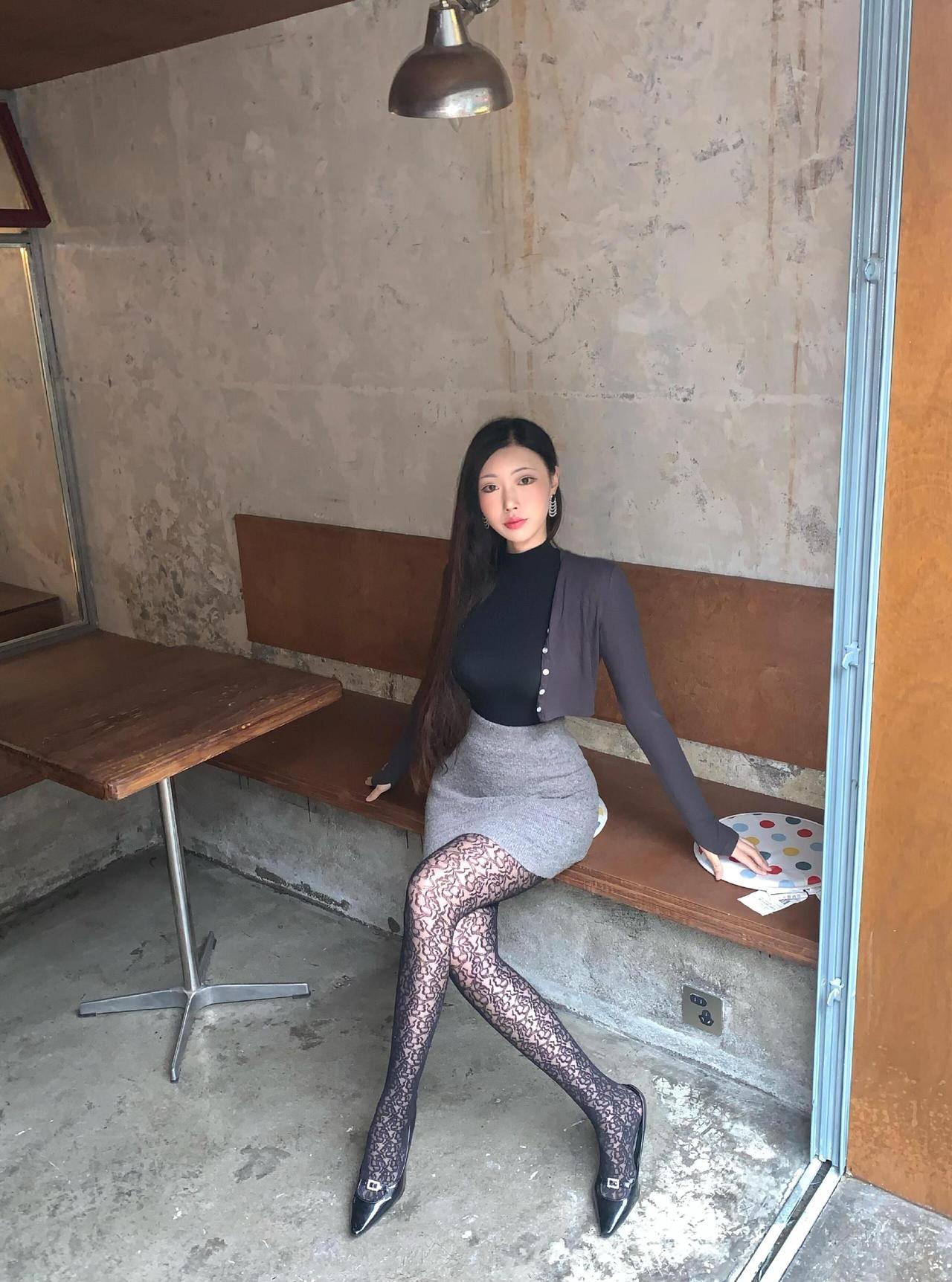 这套穿搭主打“上简下繁”的都市轻熟风，通过基础款与个性单品的碰撞，营造出高级又性