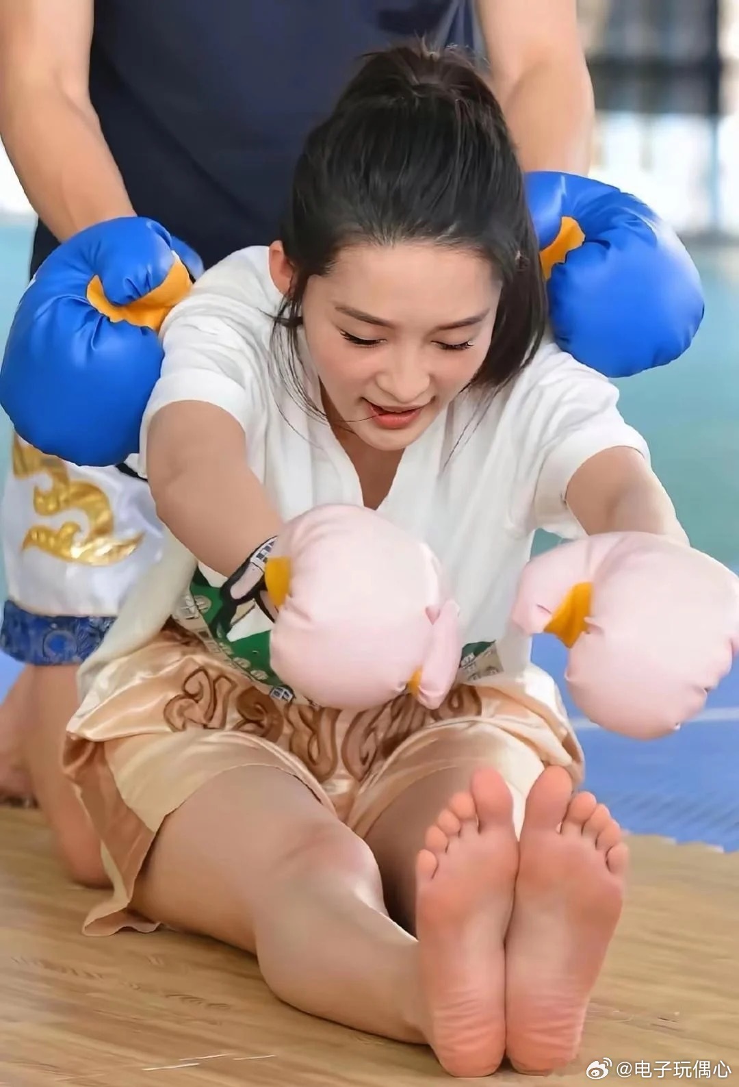 李沁的脚型也太好看了吧！线条纤细秀气，精致又优雅，细节里都是美感。