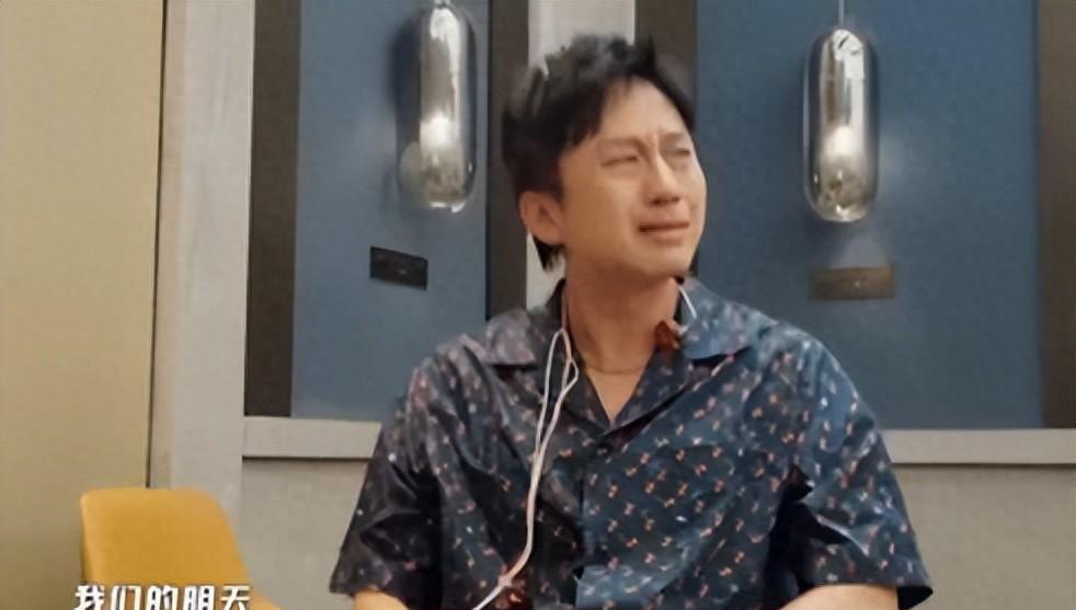 邓超唱鹿晗的歌，忍不住哭了！八年过去，鹿晗开嗓开出了陌生感。台上那副身板瘦得