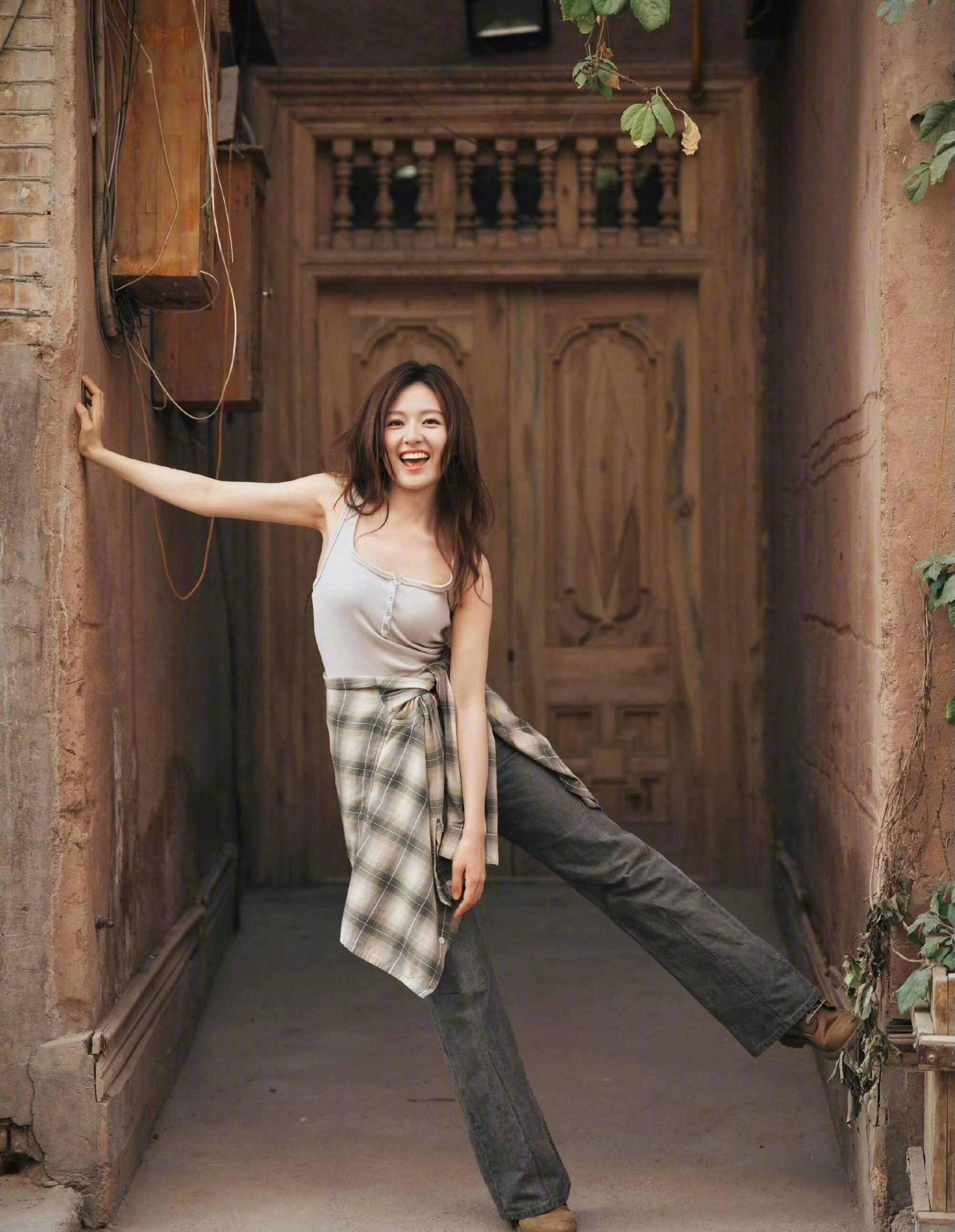 李兰迪原生感李兰迪的声音原来这么治愈听李兰迪说话是治愈，看她收集秋天落叶是文艺，