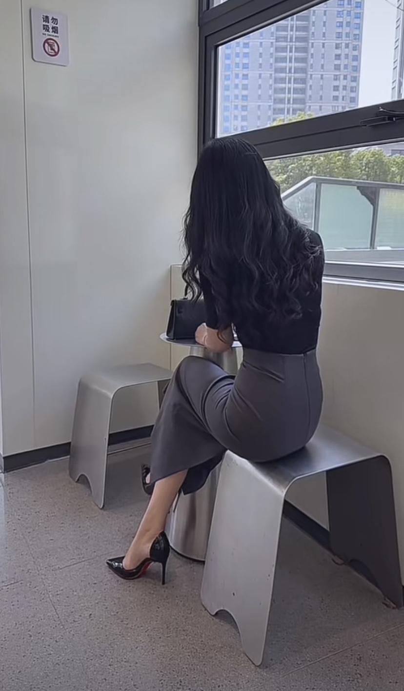 都市白领的优雅时刻，窗边小憩，享受宁静时光。怎样穿搭知性又显身材?怎样完成气质