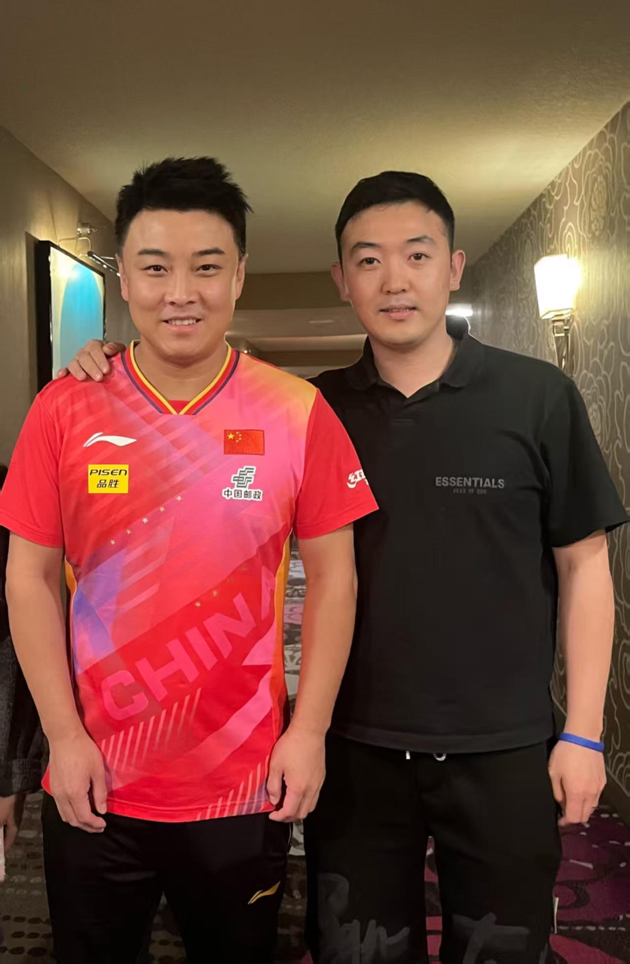 王皓给莎莎拍照，结果不止和莎莎合照了，在拉斯维加斯的大满贯，直接和国乒有个大合照