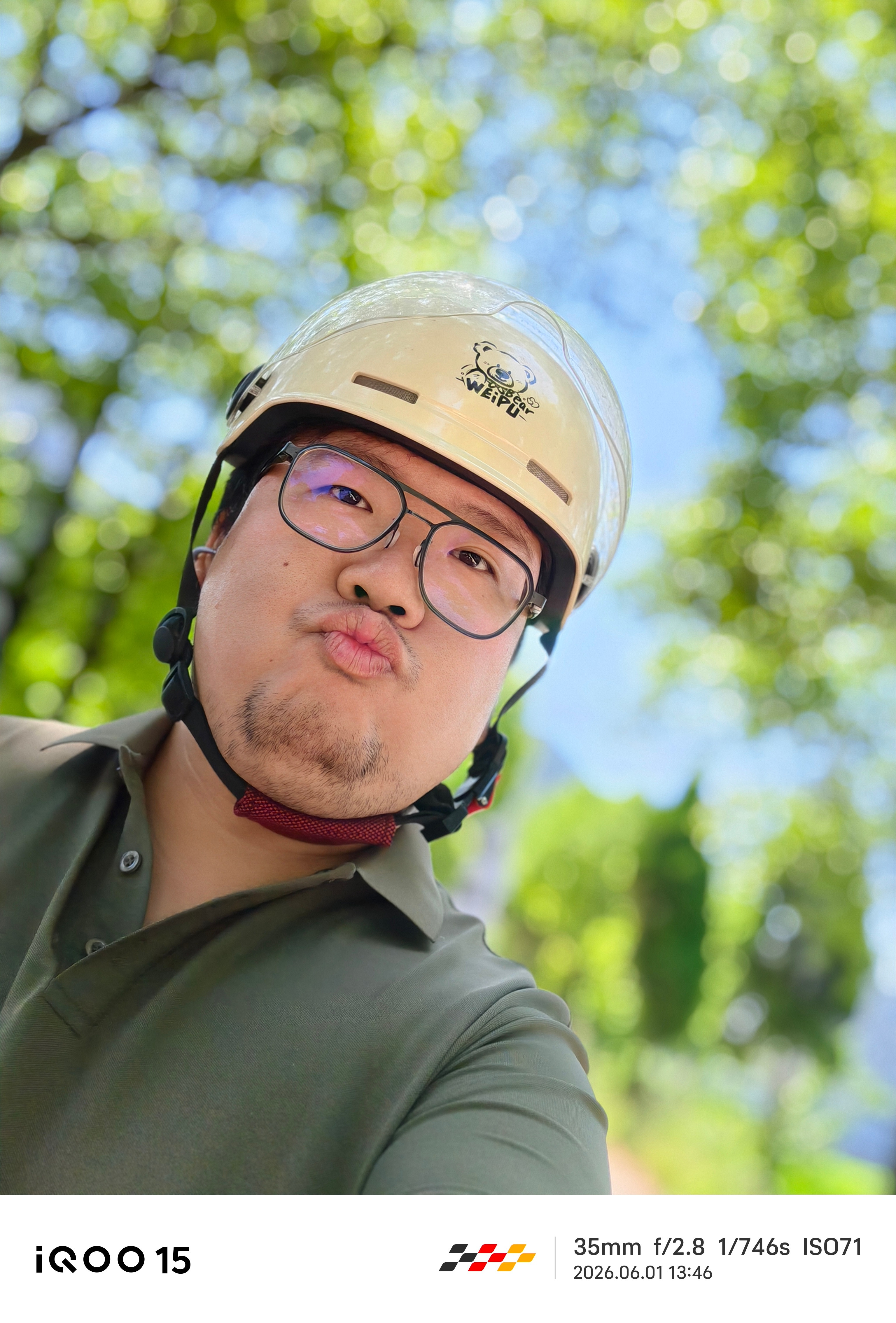 忘记刮胡子了骑着小毛驴去瑞幸买咖啡～别的不说，蓝厂的后置人像拍人真是好看，就是难
