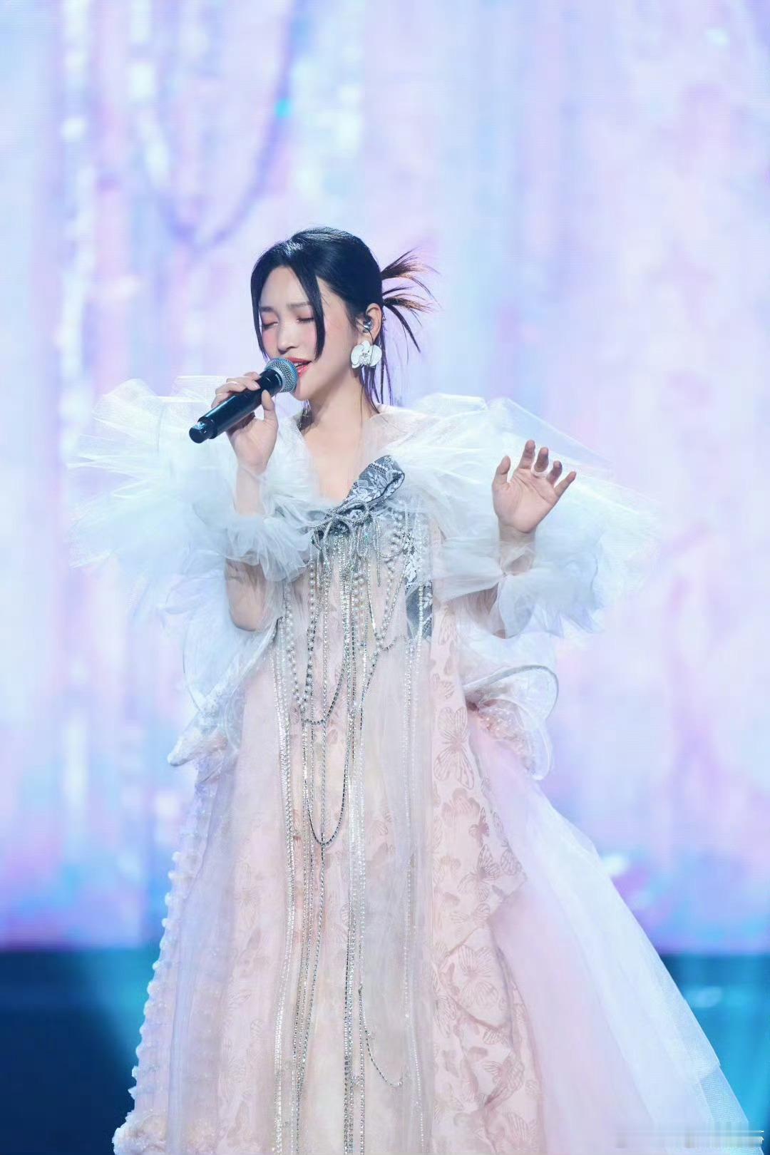 金莎42岁的状态42岁？这分明是24岁的状态吧！金莎姐这颜值和气质也太绝了，姐姐