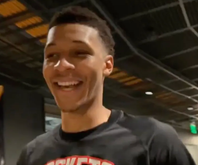 NBA常规赛，火箭119-96击败湖人。赛后火箭球员小贾巴里-史密斯在返回更衣