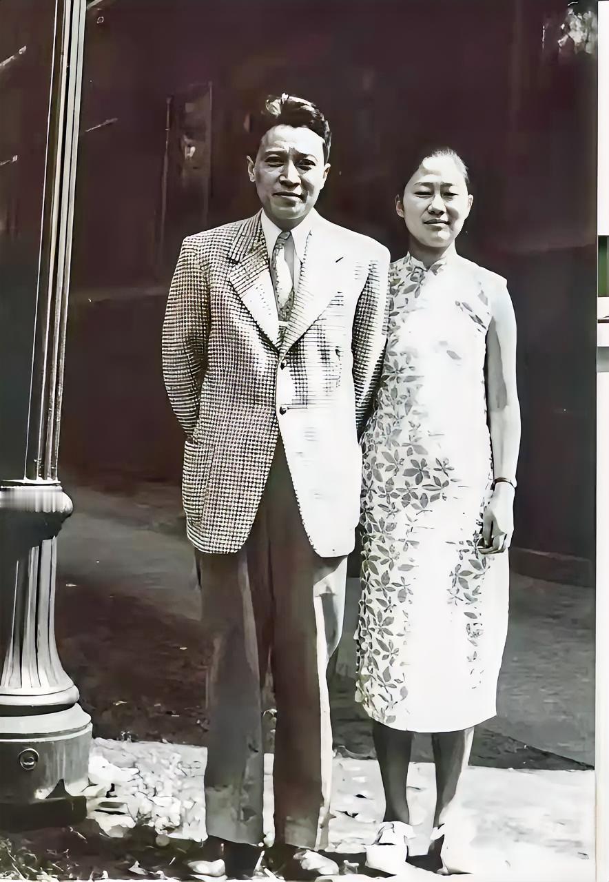 1933年，钱钟书追求燕大校花赵萝蕤，可赵萝蕤根本没有看上他，而是喜欢当时一文不