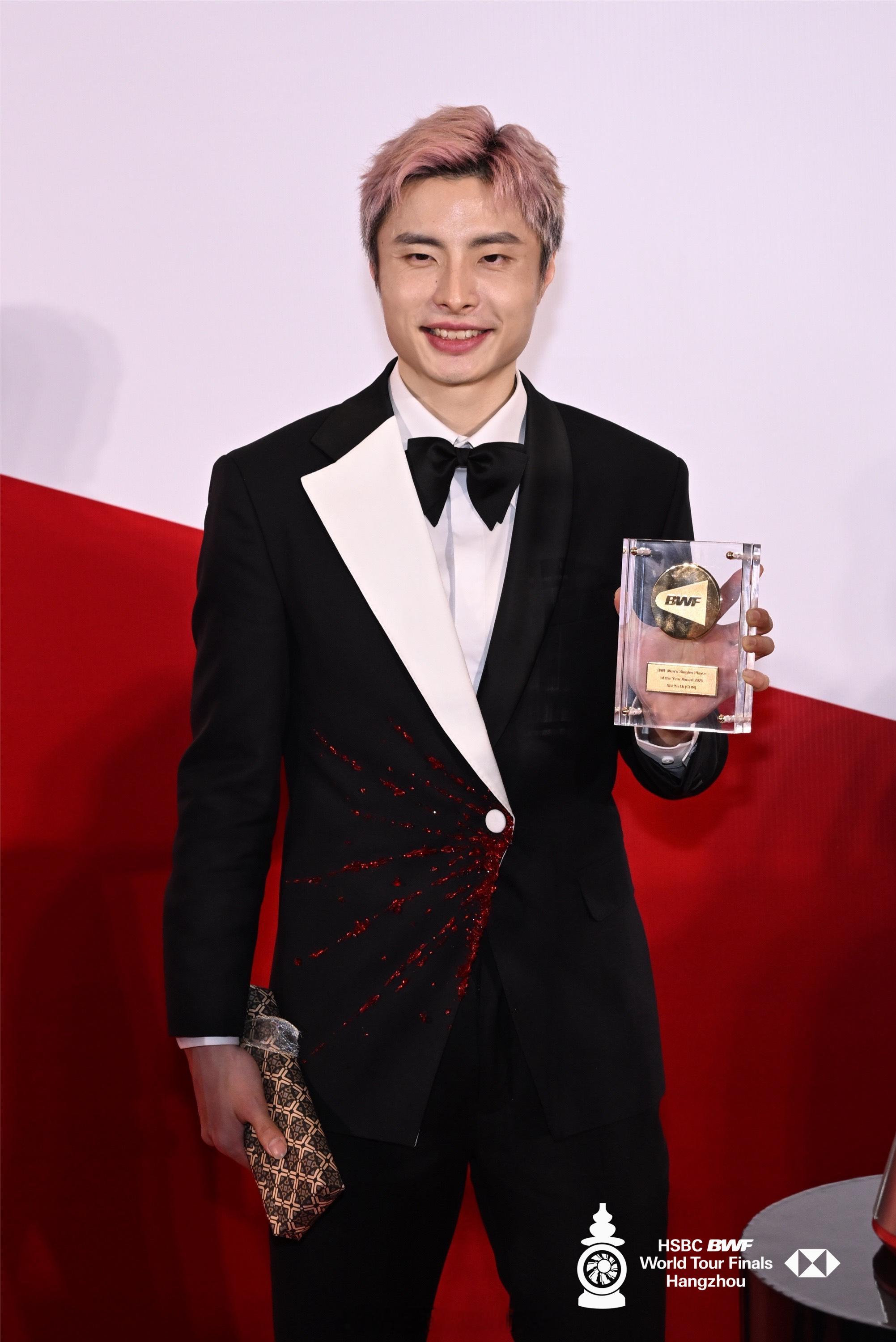 我心中的最佳着装奖：石宇奇&魏雅欣图源：赛事组委会石宇奇获年度最佳男单｜羽联总决