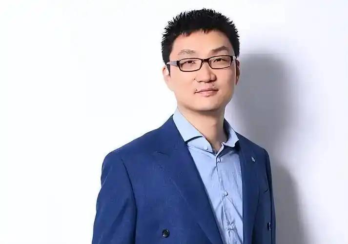 黄峥这哥们儿，堪称传奇。他是拼多多“创世神”，浙江大学毕业后成了“段门弟子”，起