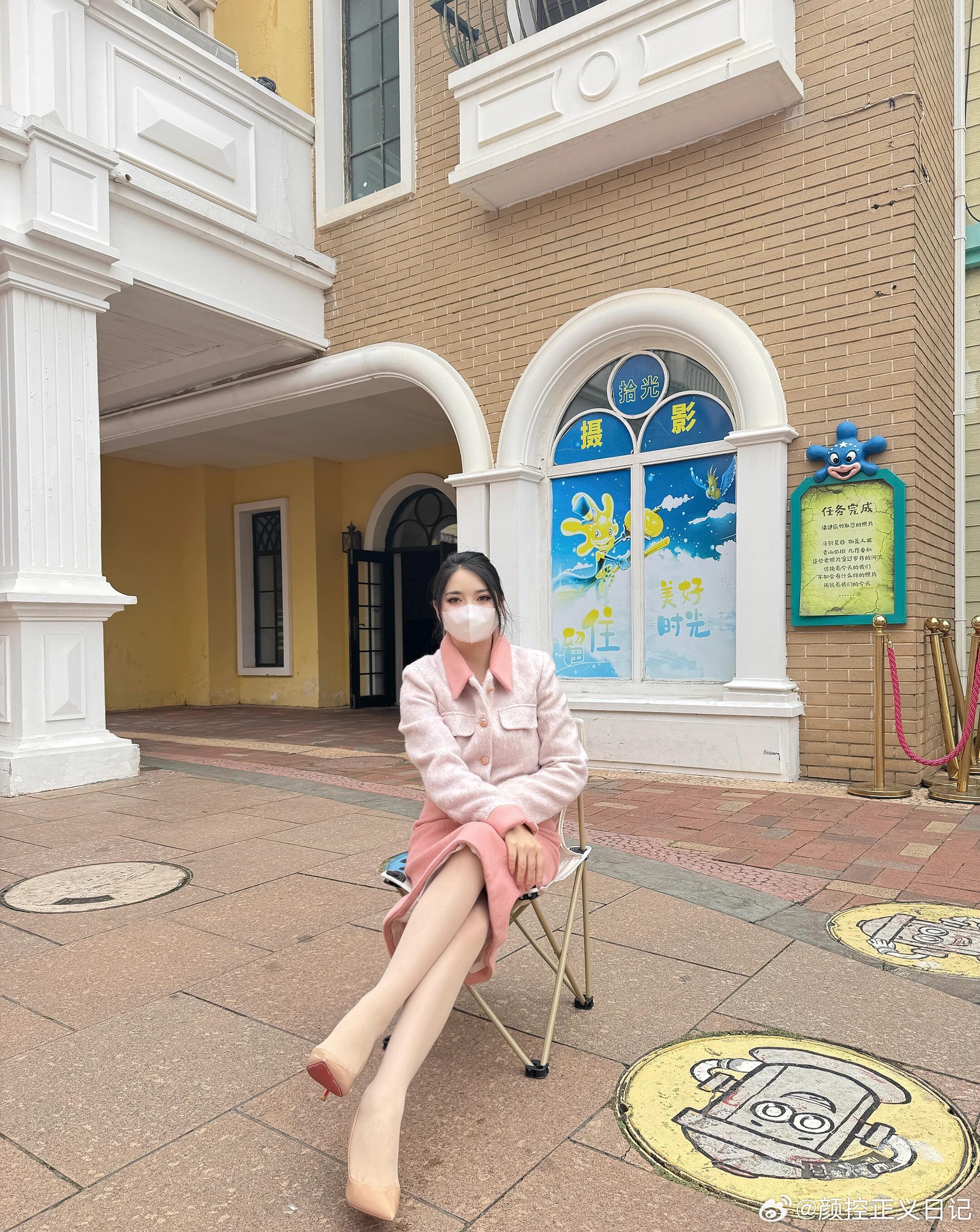 街拍美女绘梦长廊街边美拍