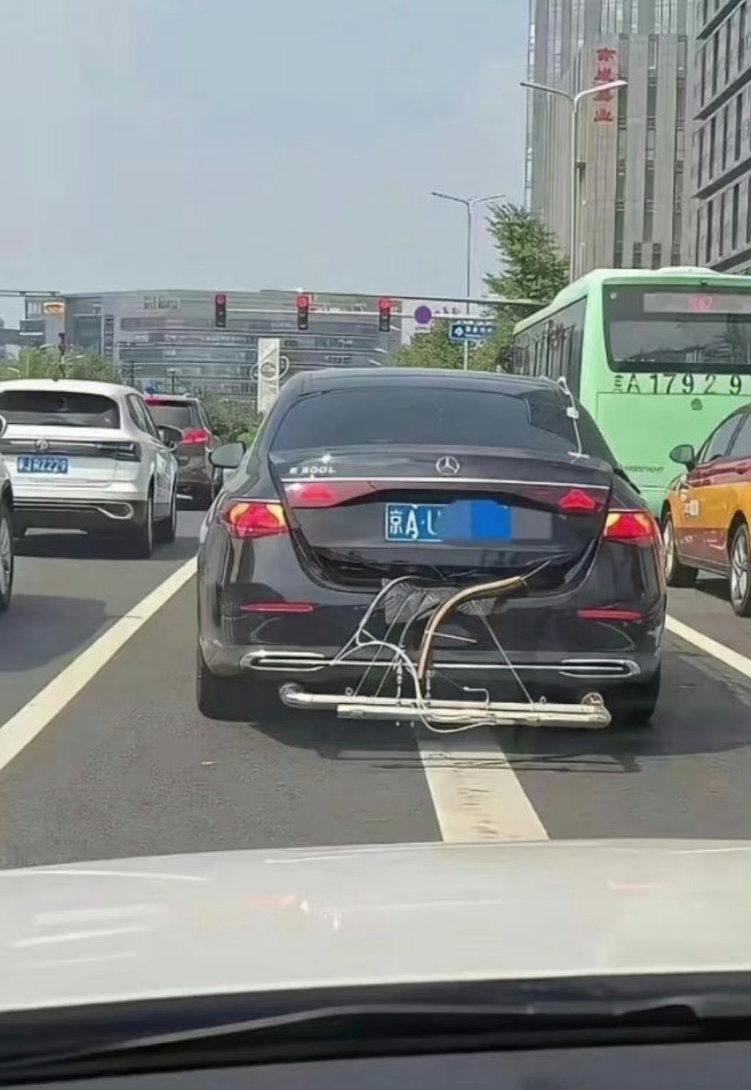 交警叔叔都懵了这该查还是不查啊?