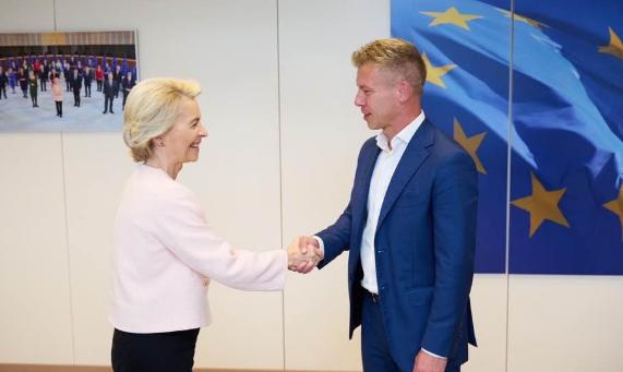 整个欧洲政坛几乎都被惊到了，匈牙利新当选总理毛焦尔·彼得，刚坐稳总理位置，就立马