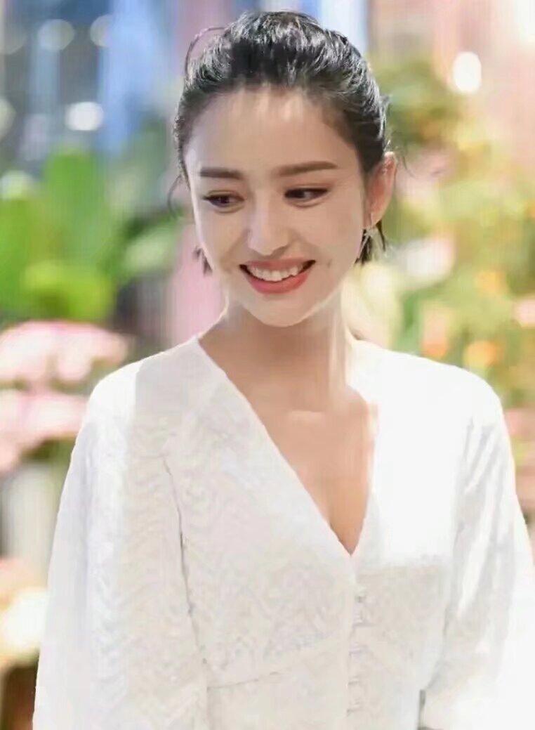 很多时候，一个人的改变是从另一个人的到来或离去开始的。