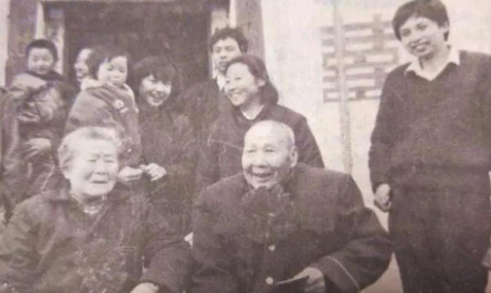 1987年，70岁的蒋红英，与超市的店主小姑娘聊天，得知她的爷爷曾经是个老红军的
