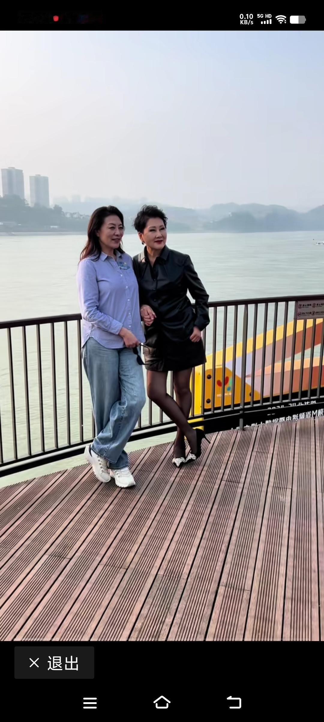 刷到一张照片，大家看看哪个你更喜欢？图片中的两位女演员都是大家熟悉的老演员