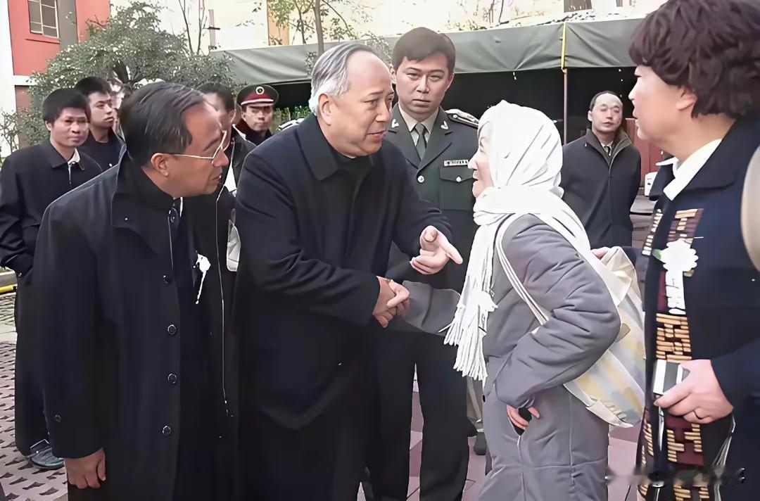 2009年10月钱学森先生的追悼现场，91岁的李佩先生裹着简洁的白色披巾，衣着朴