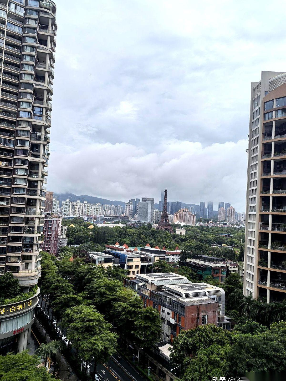 深圳的高中录取通知书，终于到了。排名，三十开外。手机震个不停，家长群里全是红彤