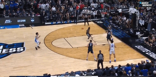 年轻的代价！小布泽尔致命失误葬送胜利！在今天NCAA八强赛康涅狄格大学对阵杜克