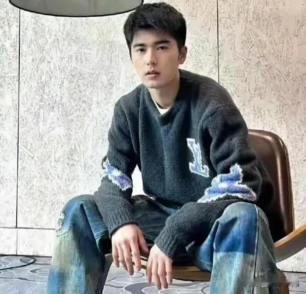 听说这小子是个明星，今年三月的时候，居然拉着几个人一起动手，把一名军人打得骨折了
