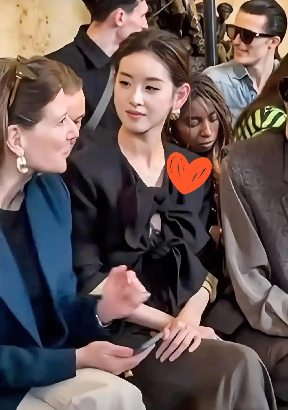 看完章泽天最新的活动生图我是真没脾气了。这就是32岁的状态？说她刚大一我