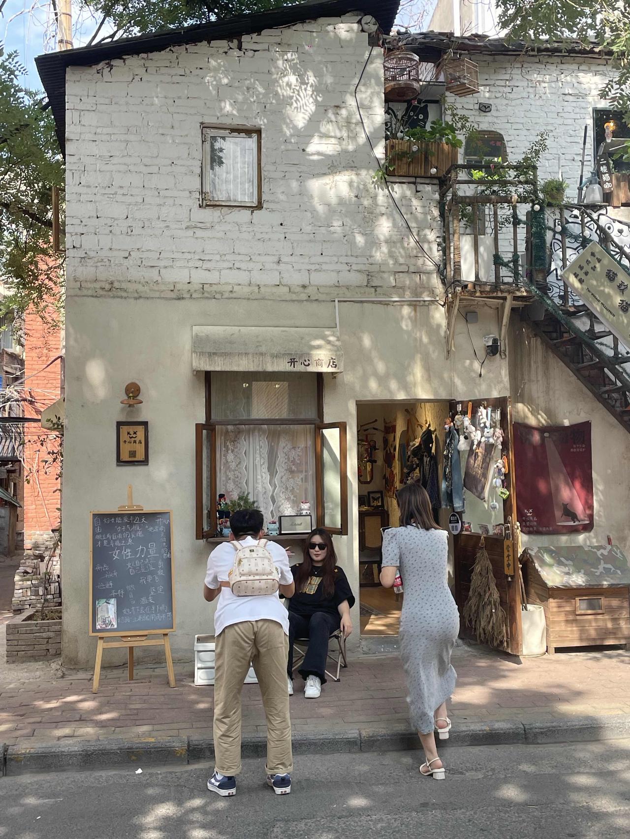 郑州海滩街为什么没有以前热闹了？六月初的一天下午，阳光已经有些灼热，从熙熙攘