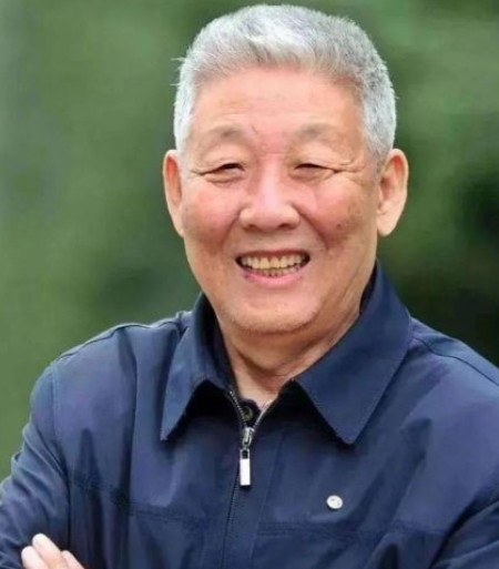 1950年的元宵节，准备回家的孙家栋，发现食堂竟然有红烧肉，一时馋嘴的他，便决定