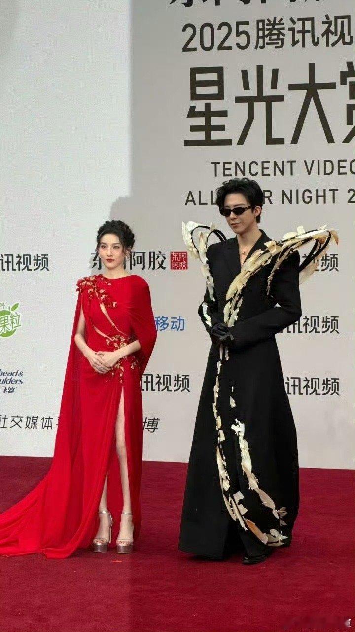 宋祖儿帮刘宇宁整理头发俺们折腰夫妇的互动太自然了！整理头发这个小举动好甜！