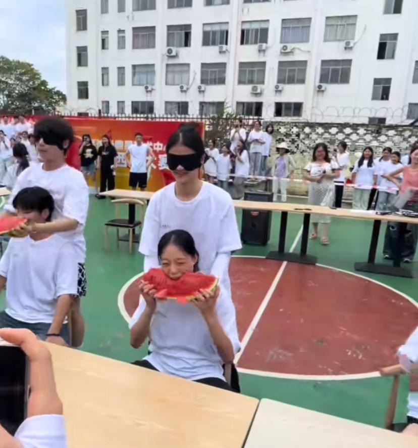 貌似这两位更激烈些。