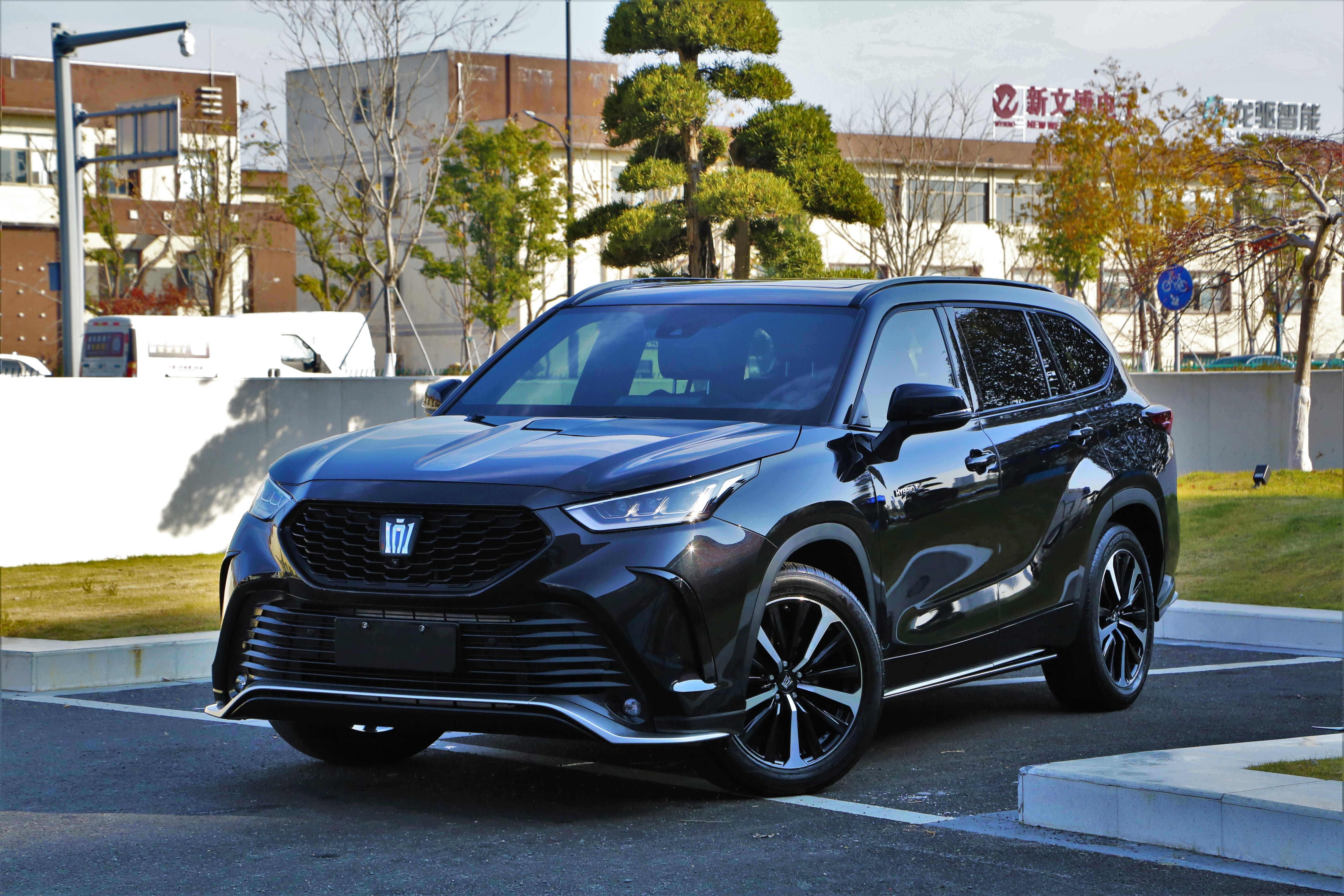 丰田皇冠陆放2.5混动四驱尊贵版，已行驶4.3万公里，新车指导价33.8万，L2